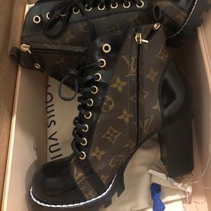 Louis Vuitton Star Trail sz 40 worn twice